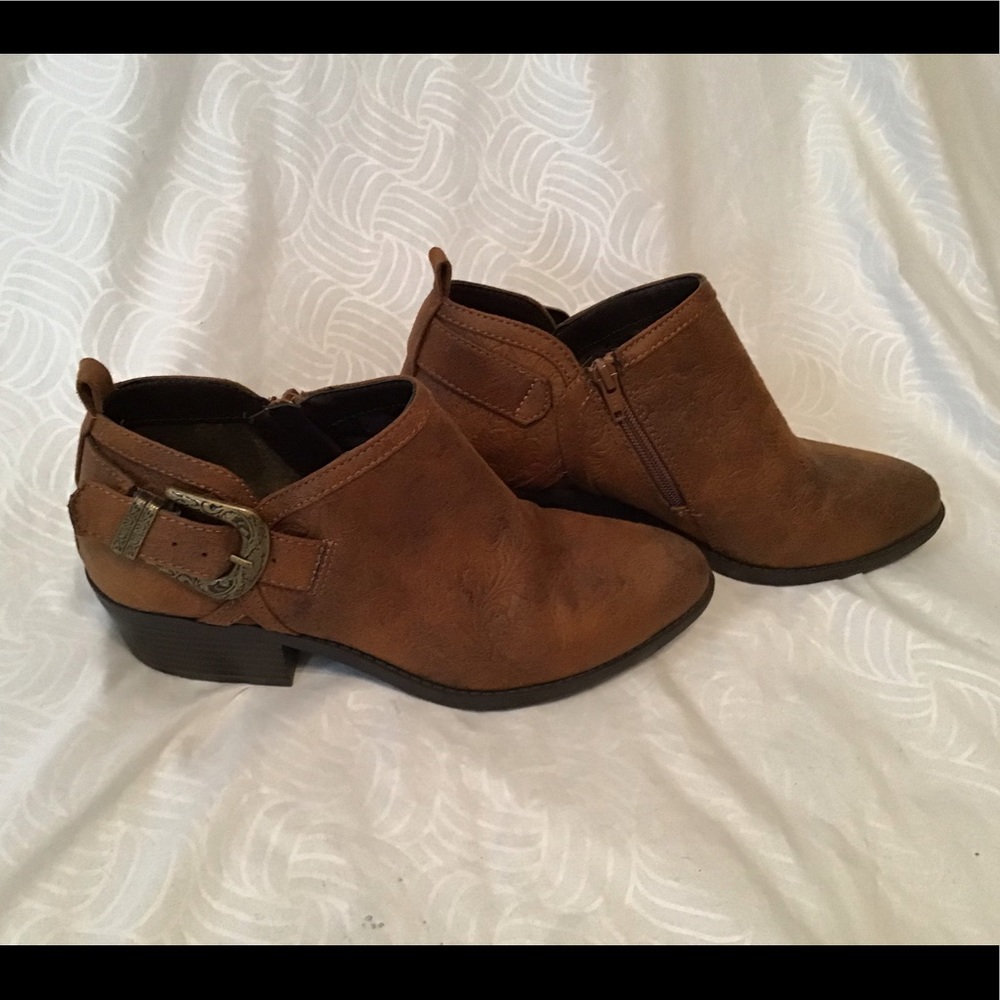 White Mountain embossed leather booties, EUC! 9M